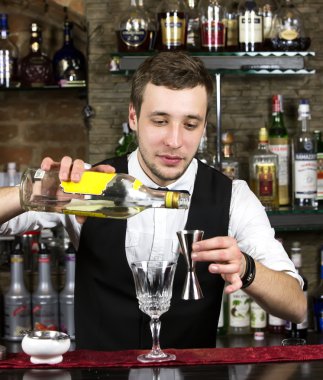 bir barmen olarak çalışan genç adam