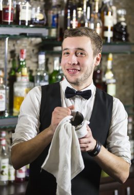 bir barmen olarak çalışan genç adam