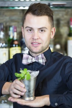 bir barmen olarak çalışan genç adam