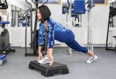 genç kızı spor salonunda