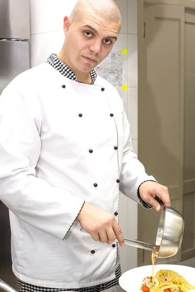 Chef preparando comida en la cocina —  Fotos de Stock