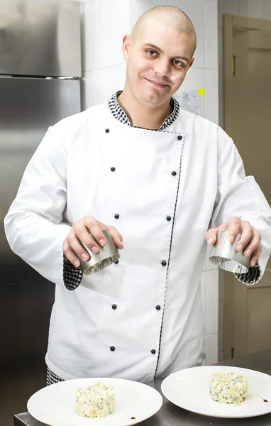 Koch bereitet Essen in der Küche zu — Stockfoto