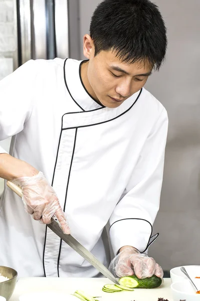 Chef japonais avec une assiette de sushi — Photo