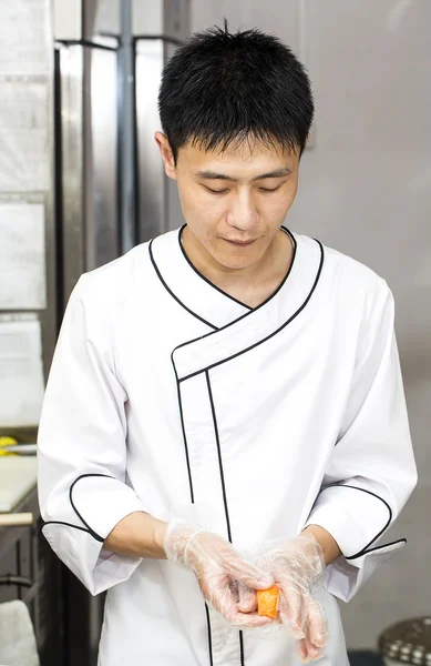 Japanse chef-kok met een plaat van sushi — Stockfoto