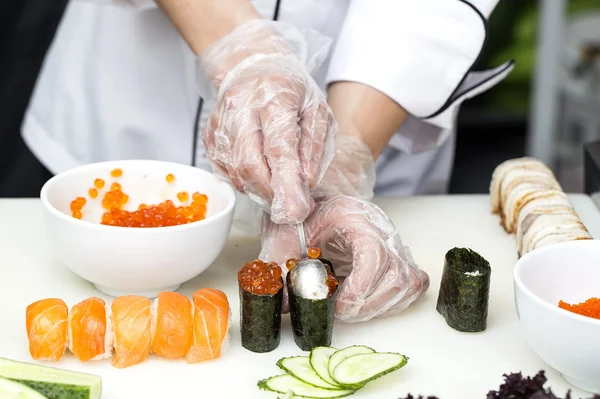 Chef japonês com um prato de sushi — Fotografia de Stock