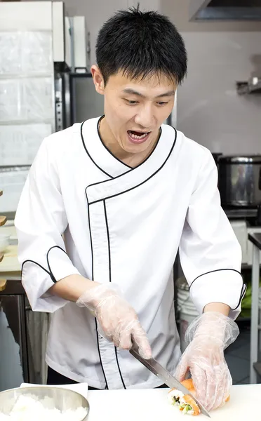 Chef japonais avec une assiette de sushi — Photo