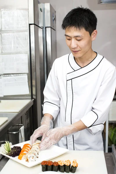 Japanischer Koch mit einem Teller Sushi — Stockfoto