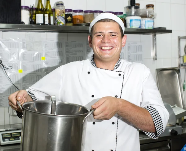 Chef preparar comida na cozinha — Fotografia de Stock