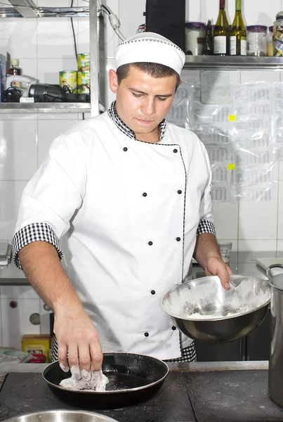 Chef préparant la nourriture dans la cuisine — Photo
