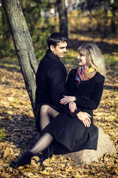 Garçon et une fille dans le parc d'automne — Photo