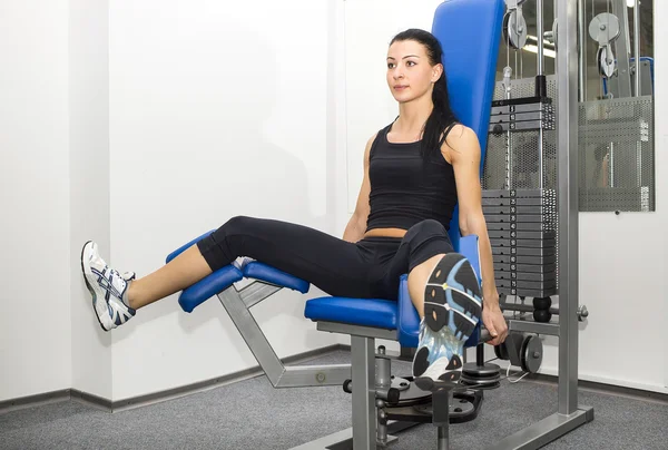 Jong meisje in de sportschool — Stockfoto