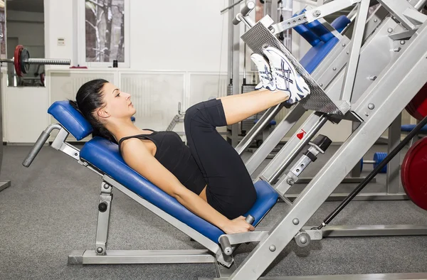 Chica joven en el gimnasio — Foto de Stock