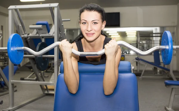 Ung flicka i gymmet — Stockfoto