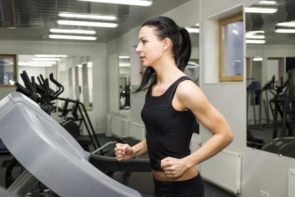 Chica joven en el gimnasio — Foto de Stock