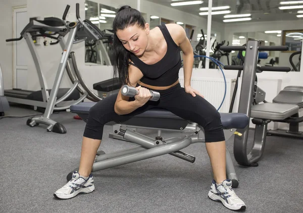 Ung flicka i gymmet — Stockfoto