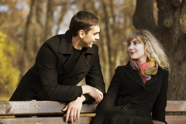 Garçon et une fille dans le parc d'automne — Photo