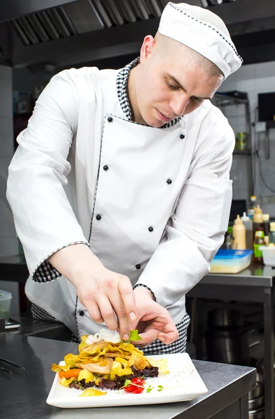 Chef preparar comida na cozinha — Fotografia de Stock