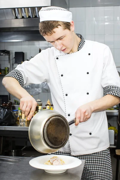 Koch bereitet Essen in der Küche zu — Stockfoto