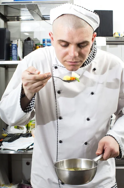 Koch bereitet Essen in der Küche zu — Stockfoto