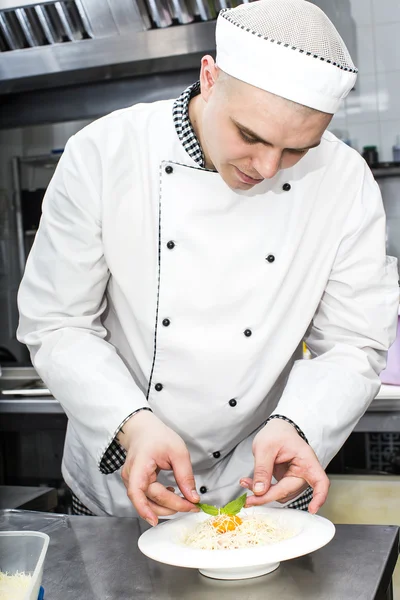 Chef che prepara il cibo in cucina — Foto Stock