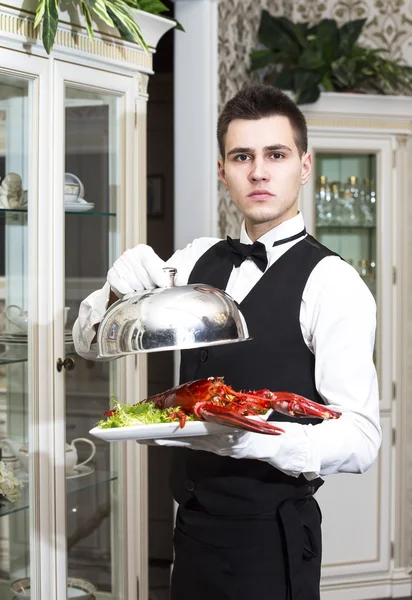 Číšník s podnos s jídlem — Stock fotografie