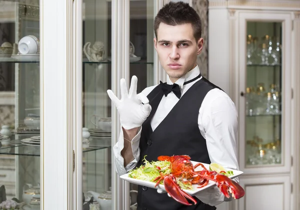 Kellner mit einem Tablett voller Essen — Stockfoto