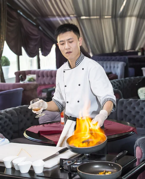 Japon Şef yemek hazırlama