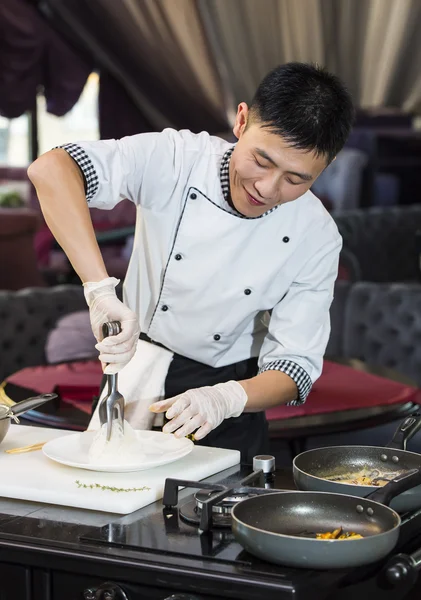 Japon Şef yemek hazırlama