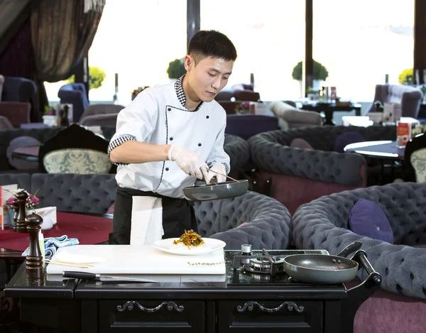 Japanse chef-kok een maaltijd bereiden — Stockfoto