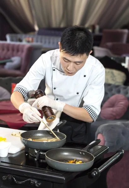 Japon Şef yemek hazırlama