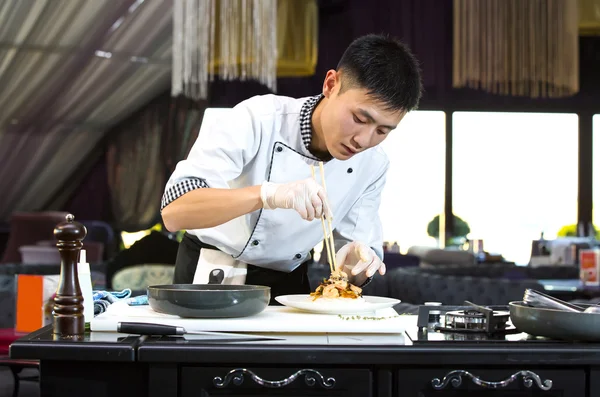 Japanese chef preparing a meal — Stock Photo, Image