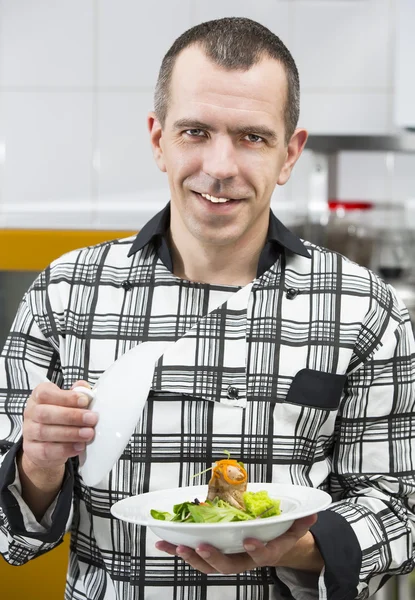 Koch bereitet Essen in der Küche zu — Stockfoto