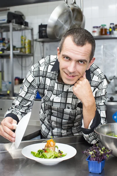 Chef preparar comida na cozinha — Fotografia de Stock