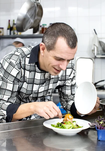 Chef preparar comida na cozinha — Fotografia de Stock