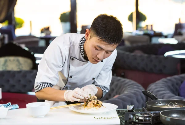 Japanese chef preparing a meal — Stock Photo, Image