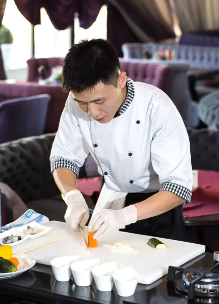 Japanese chef preparing a meal — Stock Photo, Image