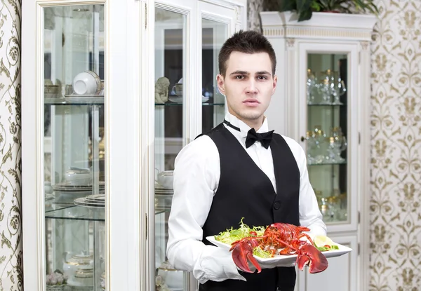 Cameriere con un vassoio di cibo — Foto Stock