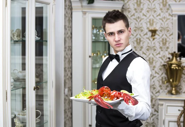 Kellner mit einem Tablett voller Essen — Stockfoto