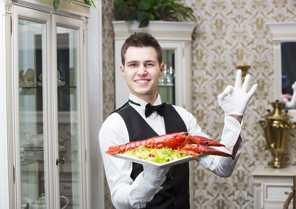 Kelner z tacą pożywienia — Zdjęcie stockowe
