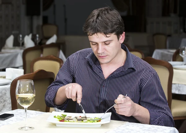 Joven cenando. —  Fotos de Stock