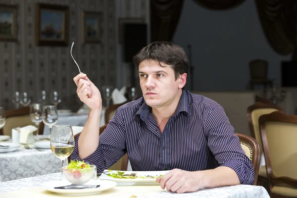 Junger Mann beim Abendessen — Stockfoto