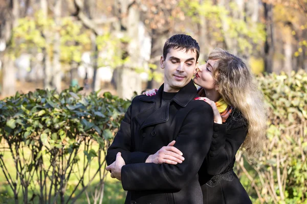 Junge und Mädchen im Herbstpark — Stockfoto