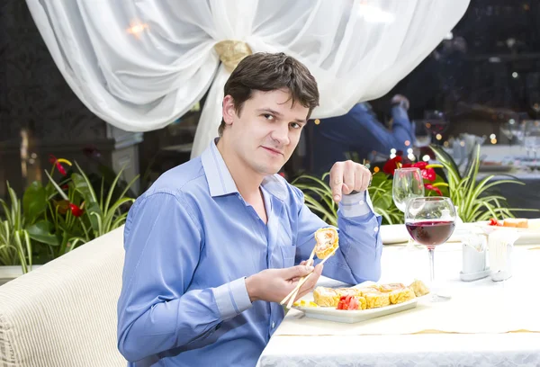 Молодий чоловік вечеряє — стокове фото