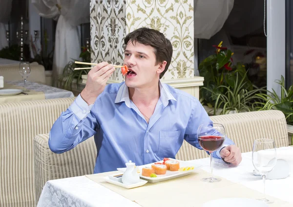 Joven cenando. —  Fotos de Stock