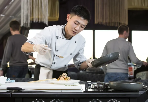 Japanese chef preparing a meal — Stock Photo, Image