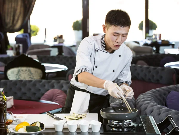 Japanese chef preparing a meal — Stock Photo, Image