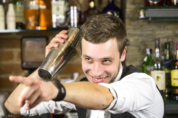 Junger Mann arbeitet als Barkeeper — Stockfoto