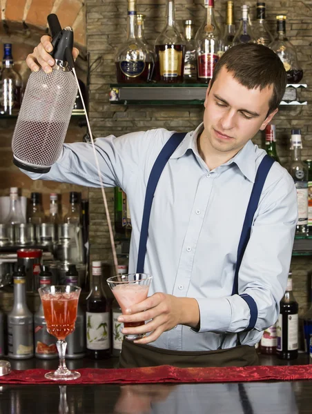 Ung man arbeta som bartender — Stockfoto