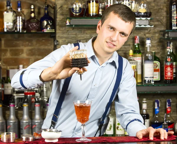 Jonge man die werkt als barman — Stockfoto