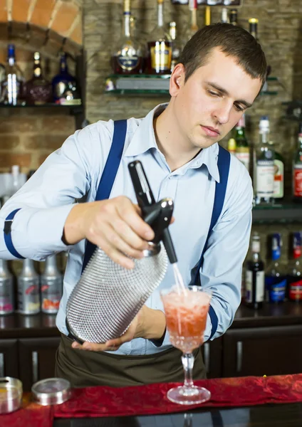 Junger Mann arbeitet als Barkeeper — Stockfoto